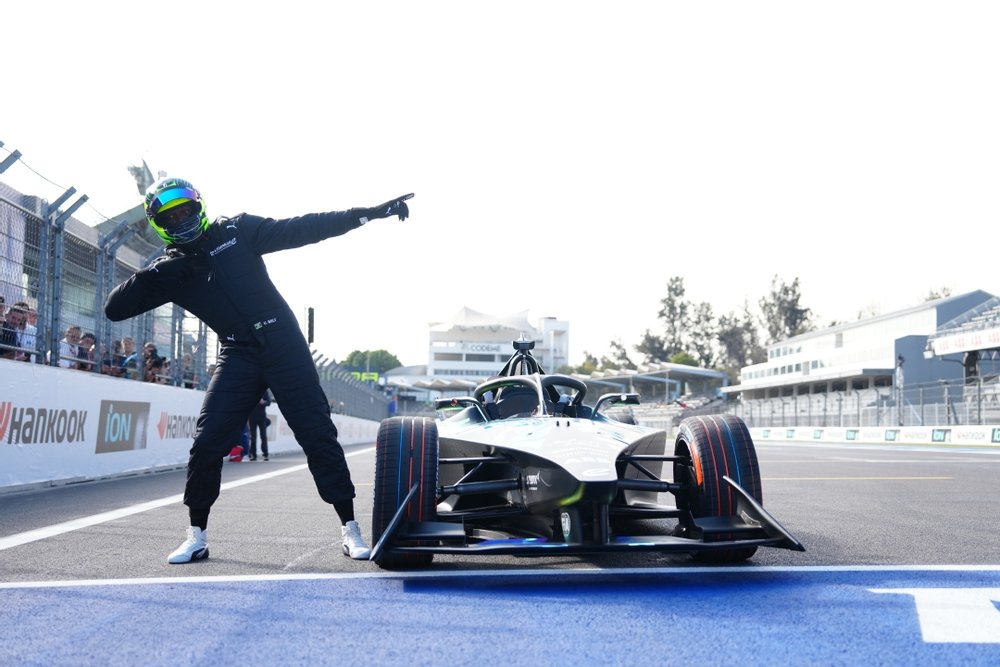 Usain Bolt no automobilismo? Atleta pilota carro recordista da Fórmula E