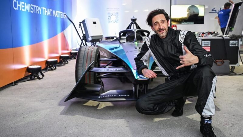 Adrien Brody pilota carro da Fórmula E