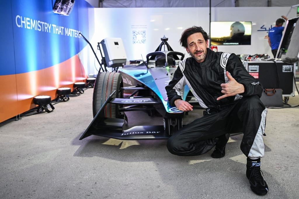 Adrien Brody pilota carro da Fórmula E