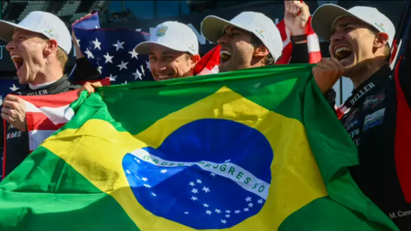 Felipe Nasr vence 24h de Daytona e coloca Brasil no ponto mais alto do pódio