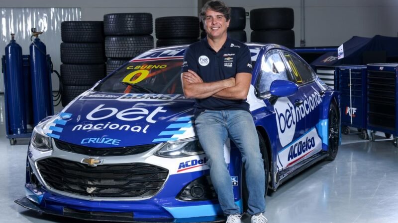 Cacá Bueno dobra aposta na Stock Car e renova até 2025