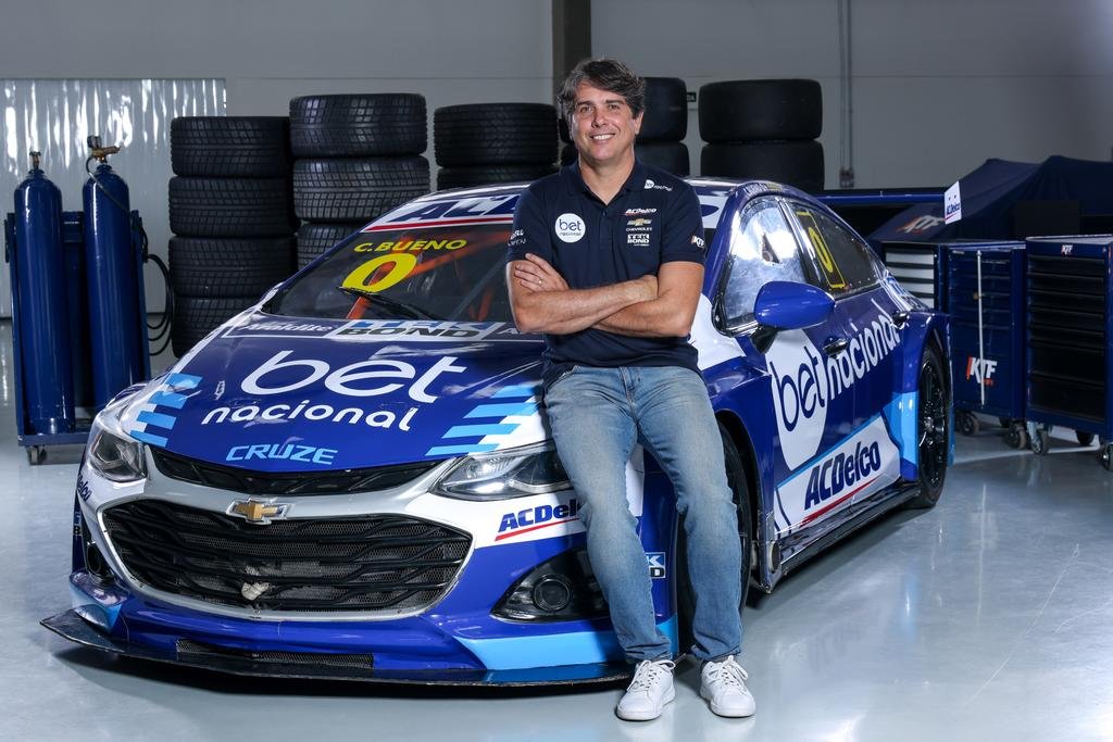 Cacá Bueno dobra aposta na Stock Car e renova até 2025