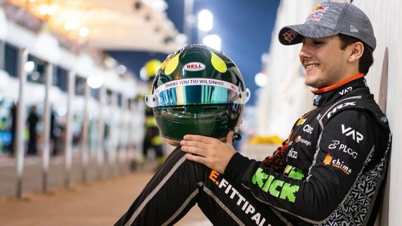 Enzo Fittipaldi homenageia Wilson Fittipaldi em seu capacete