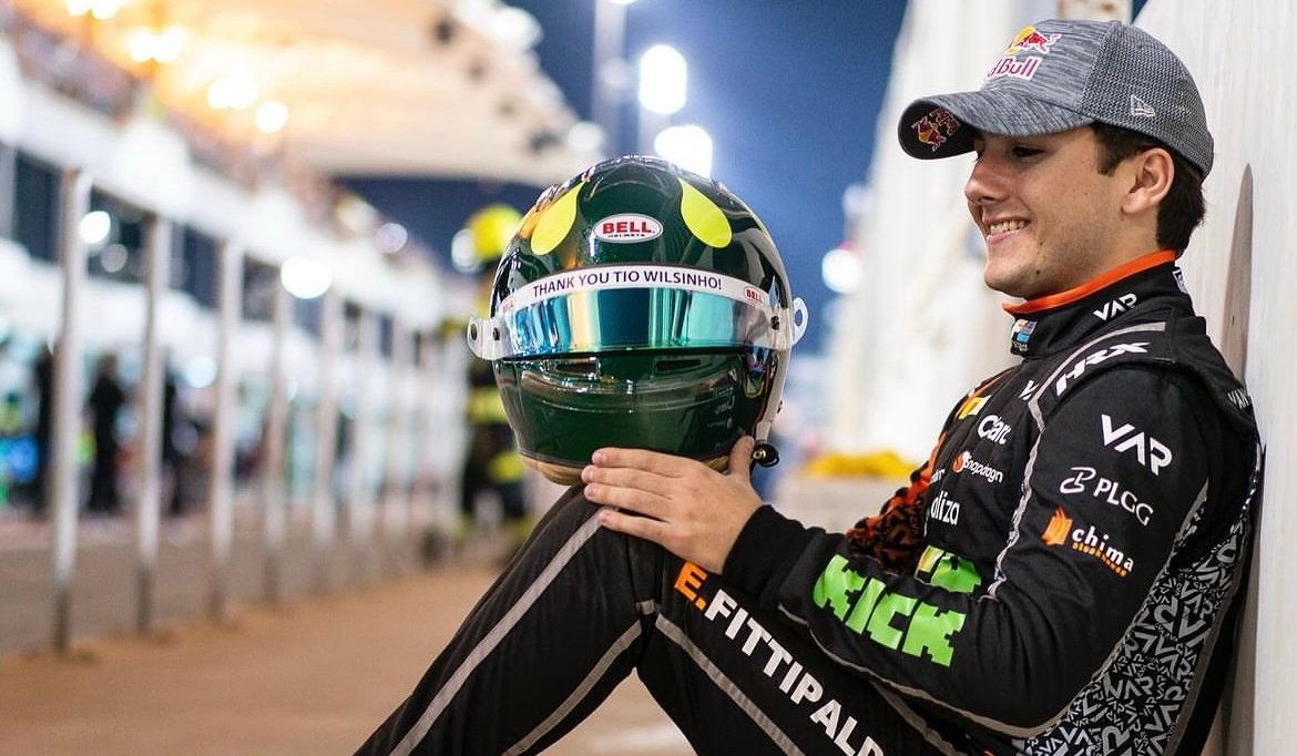 Enzo Fittipaldi homenageia Wilson Fittipaldi em seu capacete