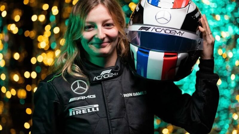 F1 Academy: Doriane Pin garante pole position em Jeddah