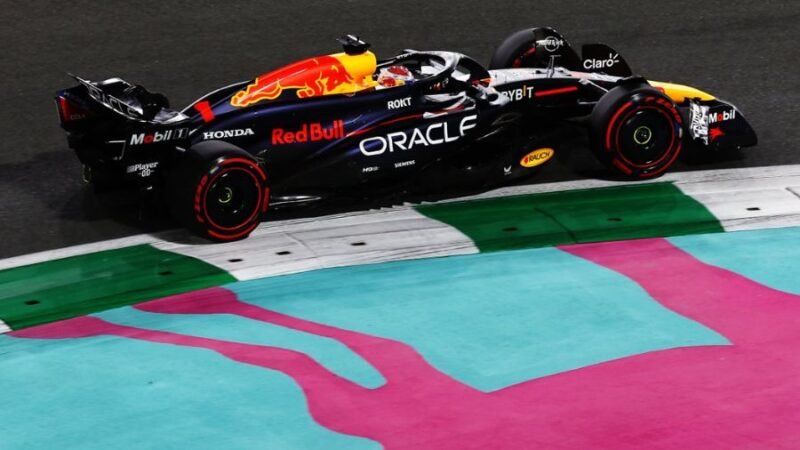 F1: Verstappen, Leclerc e Perez formam primeira fileira em Jeddah